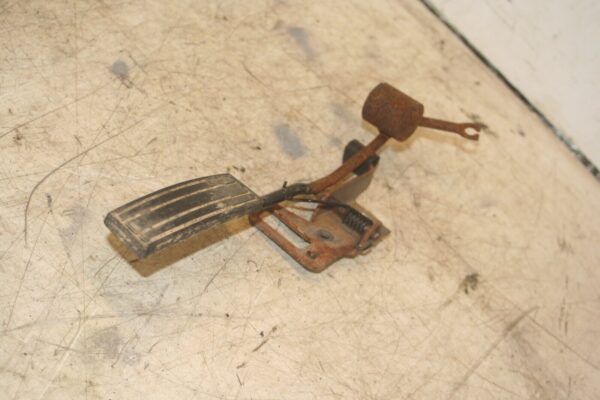 NISSAN NAVARA D21. ACCELERATOR PEDAL