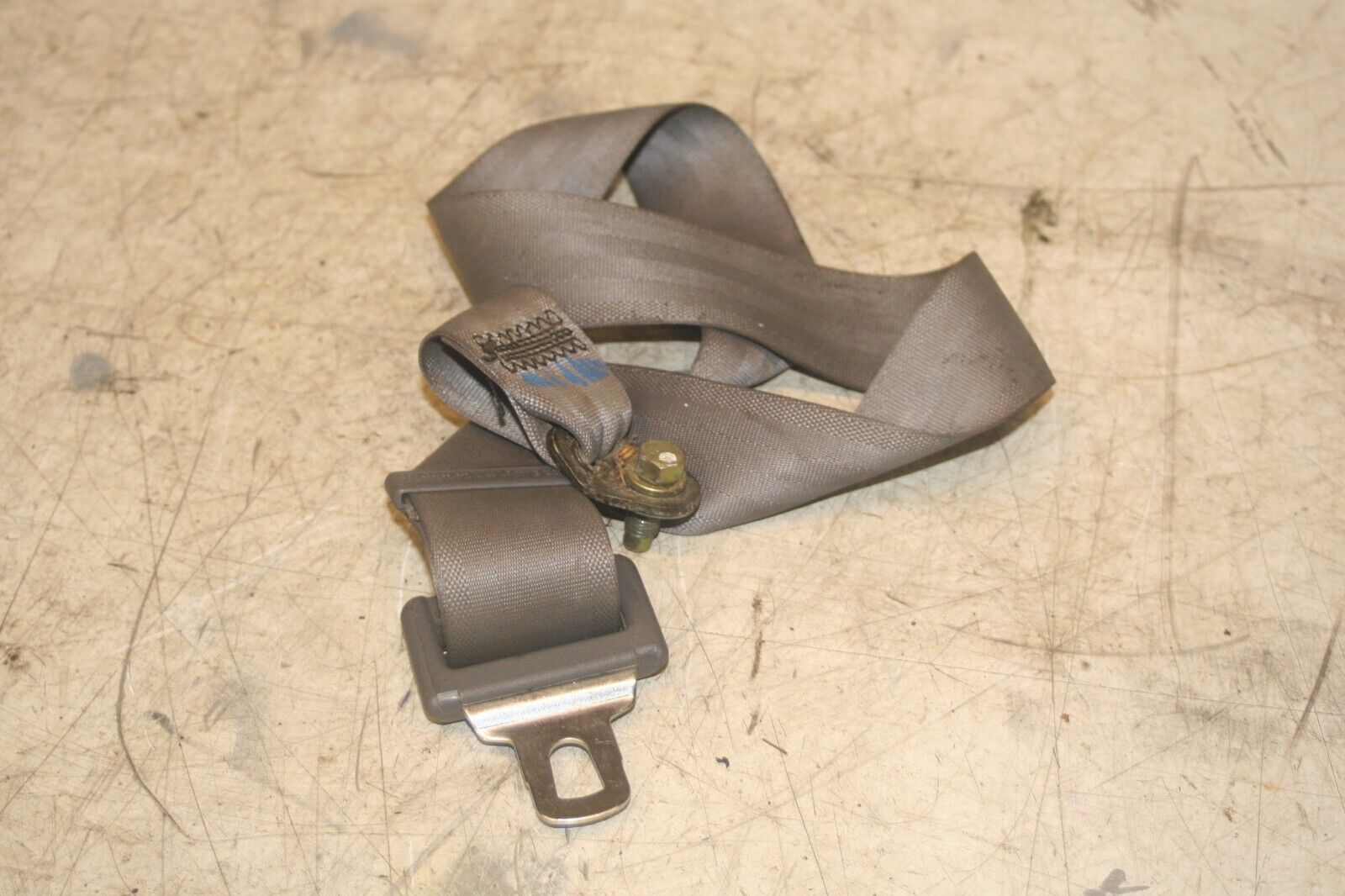 NISSAN NAVARA D21. REAR CENTRE LAP SEAT BELT