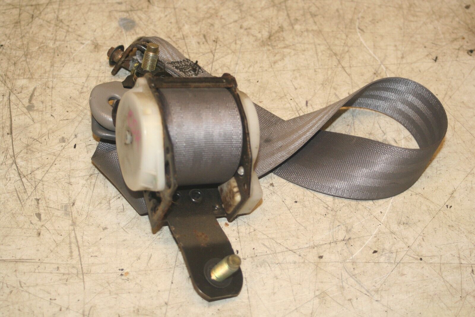 NISSAN NAVARA D21. DRIVER SIDE REAR SEAT BELT - Image 2