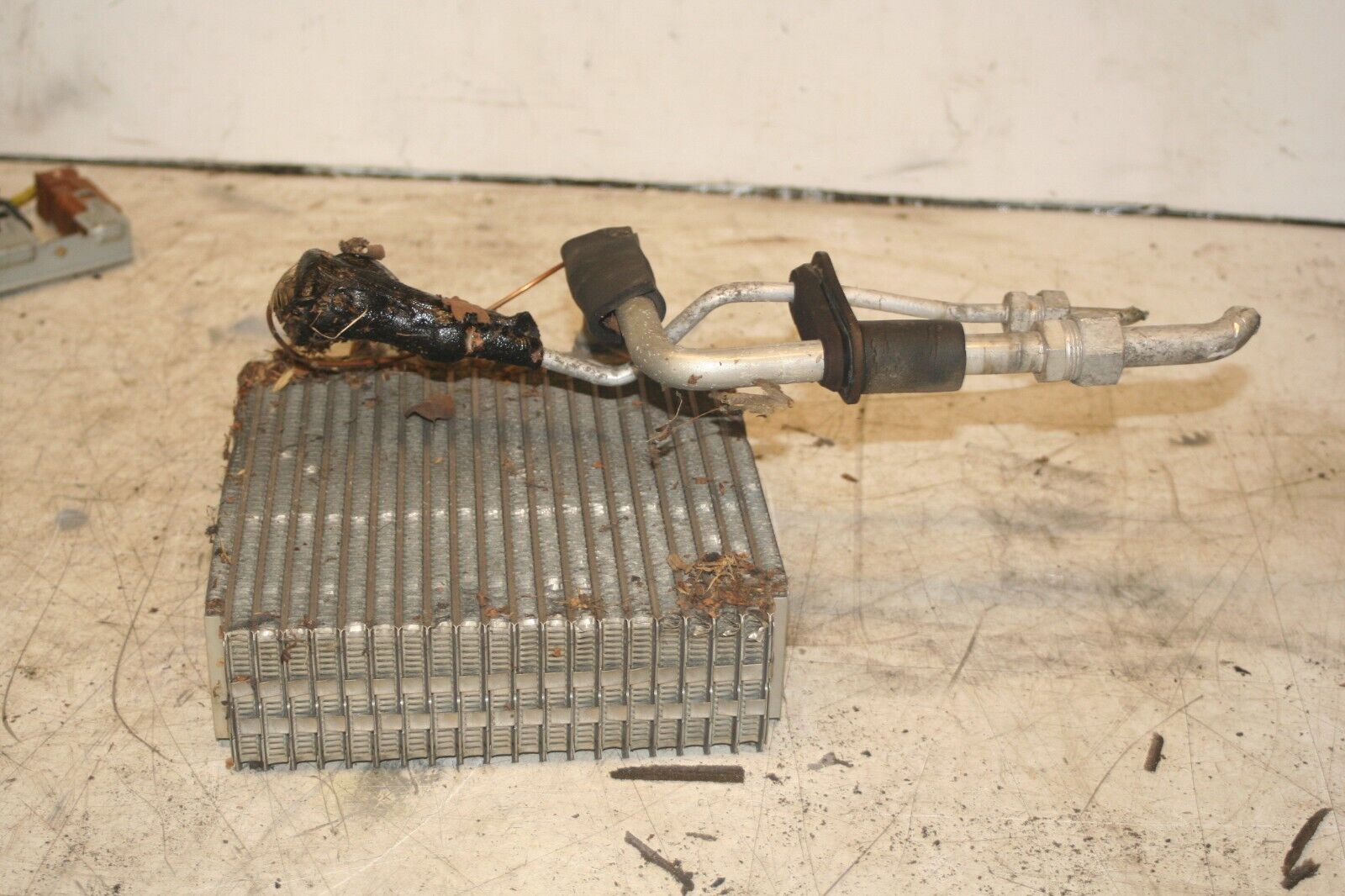 NISSAN NAVARA D21. AIR CON MATRIX RADIATOR - Image 2
