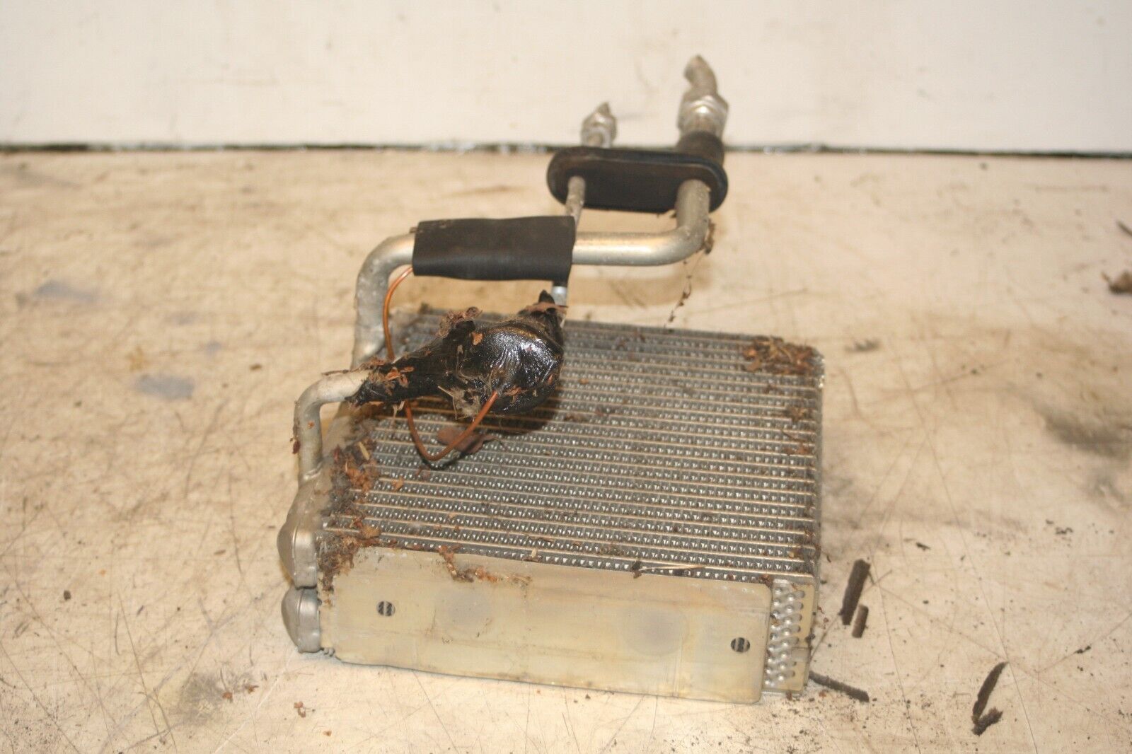 NISSAN NAVARA D21. AIR CON MATRIX RADIATOR - Image 3