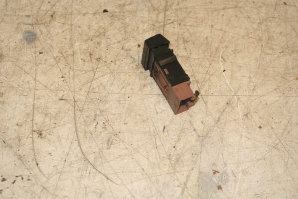 NISSAN NAVARA D21. HEATED SCREEN SWITCH - Image 3