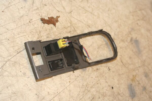 NISSAN NAVARA D21. BUTTON SURROUND SECURITY LIGHT - Image 2