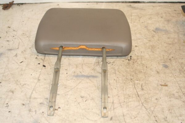 NISSAN NAVARA D21. REAR HEAD REST DAMAGED - Image 2