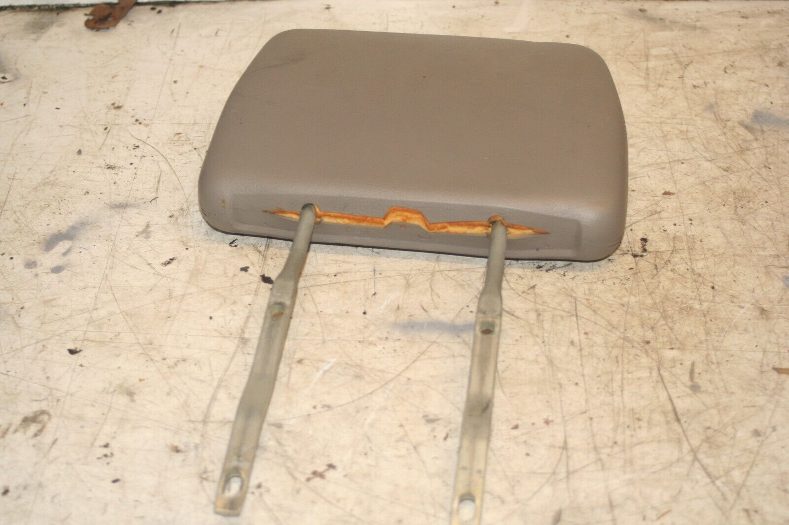 NISSAN NAVARA D21. REAR HEAD REST DAMAGED - Image 2