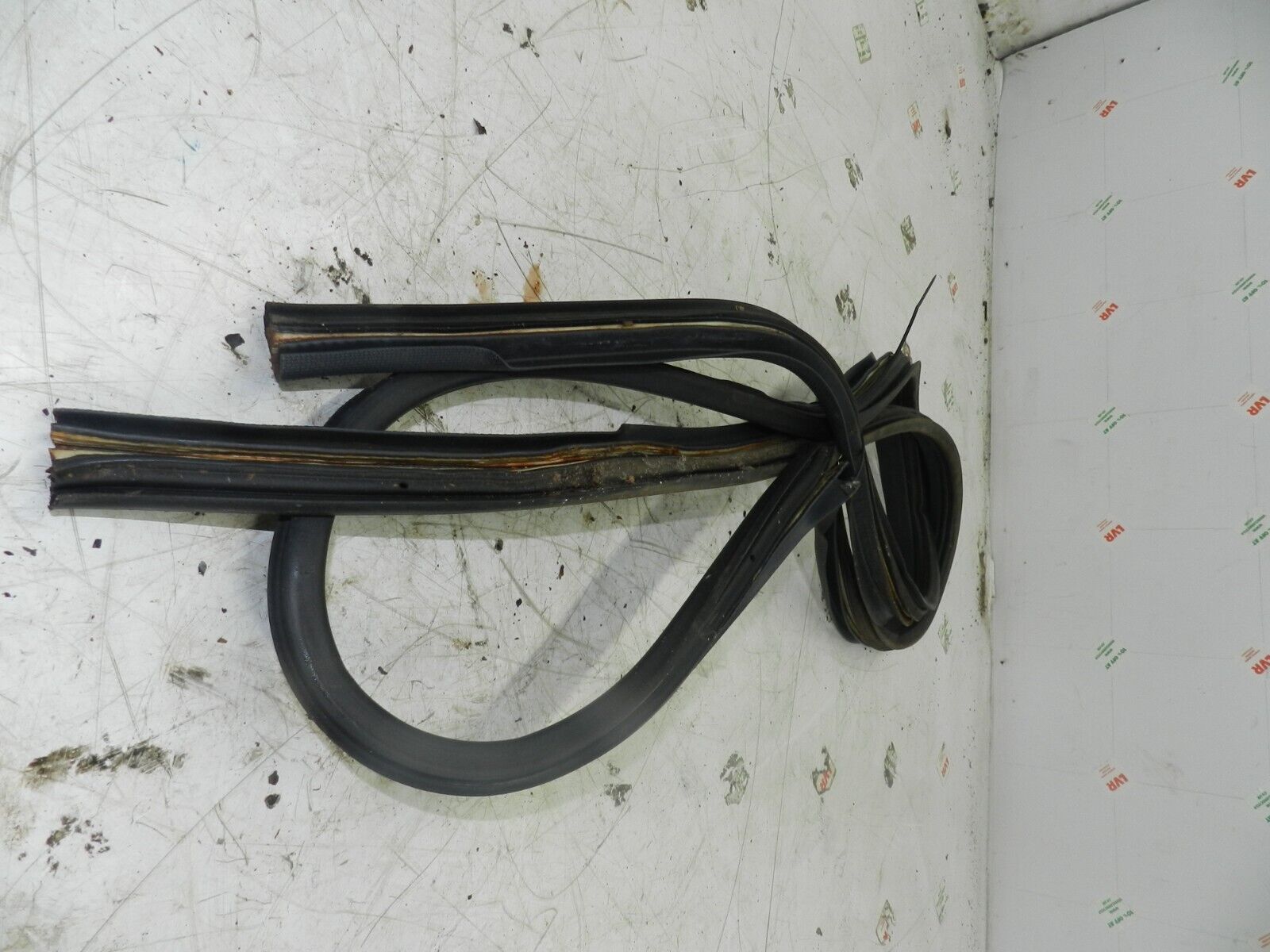 1993 FORD GRANADA DORCHESTER. PASSENGER SIDE FRONT DOOR RUBBER SEAL - Image 2