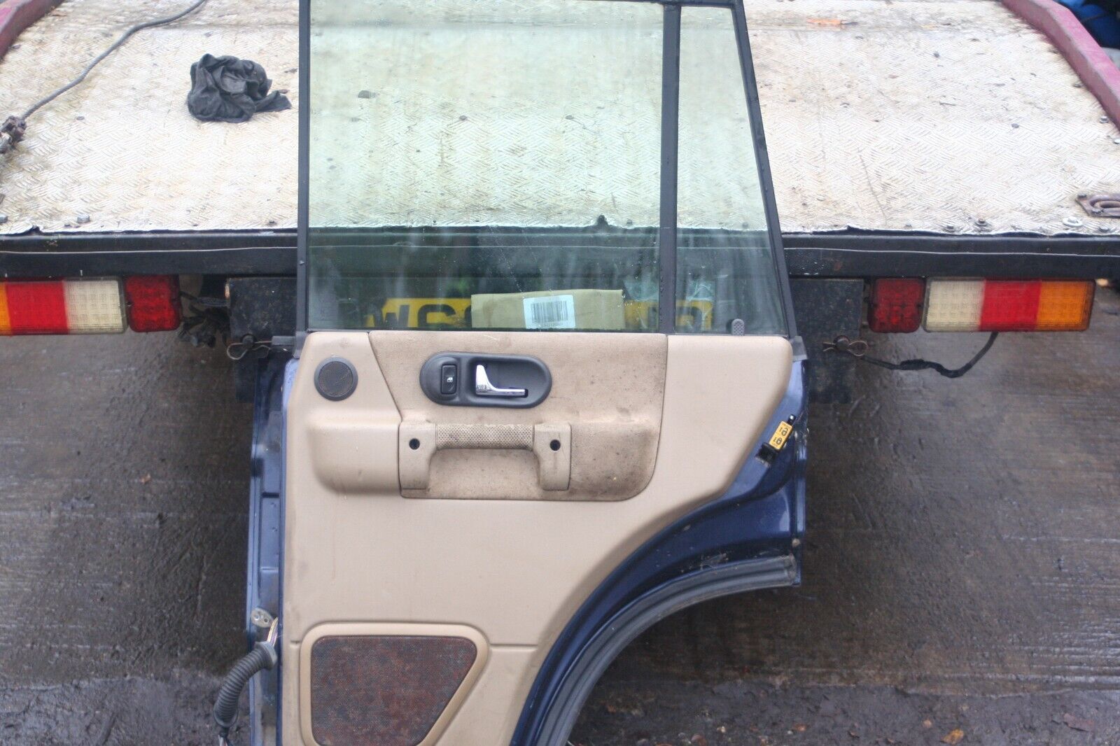 2001 LAND ROVER DISCOVERY 2 TD5. DRIVER SIDE REAR DOOR IN BLUE - Image 2