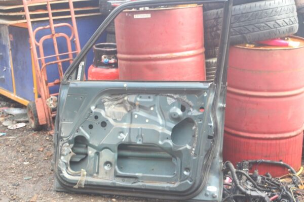 1994 MITSUBISHI PAJERO SHOGUN. DRIVER SIDE FRONT DOOR SHELL BARE - Image 3
