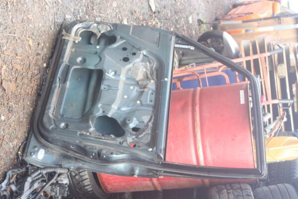 1994 MITSUBISHI PAJERO SHOGUN. DRIVER SIDE FRONT DOOR SHELL BARE - Image 4