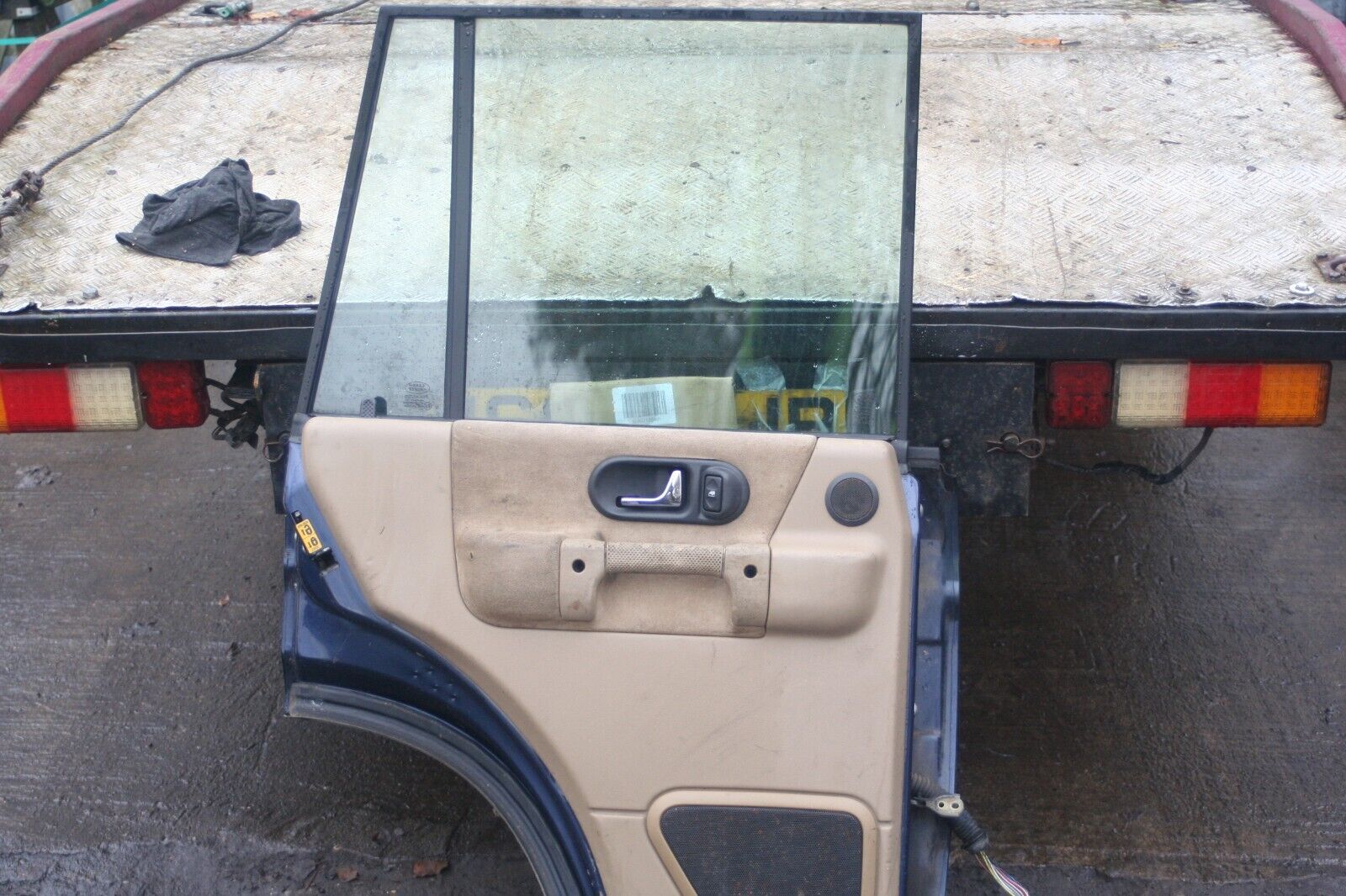2001 LAND ROVER DISCOVERY 2 TD5. PASSENGER SIDE REAR DOOR IN BLUE - Image 2