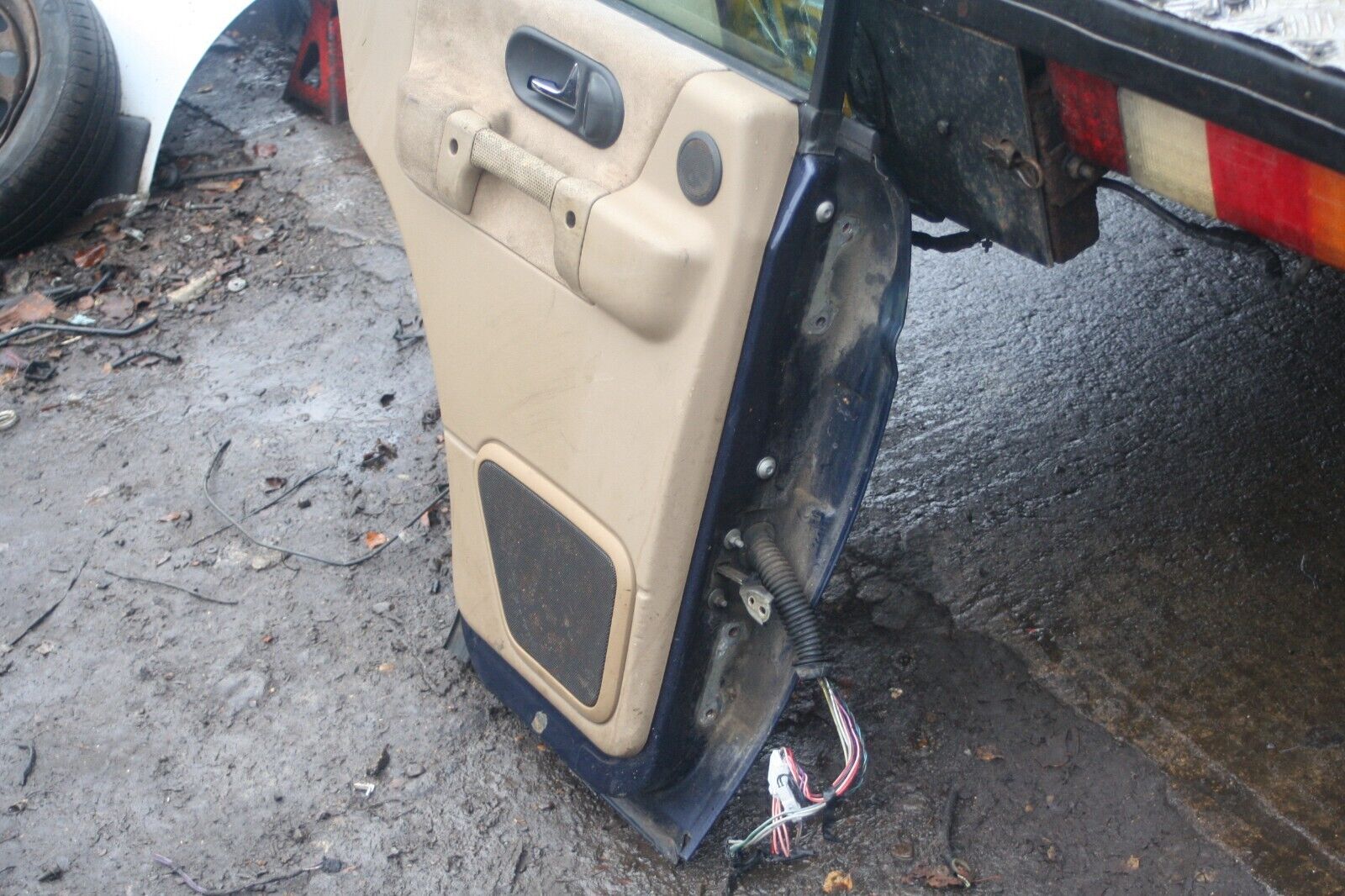 2001 LAND ROVER DISCOVERY 2 TD5. PASSENGER SIDE REAR DOOR IN BLUE - Image 3