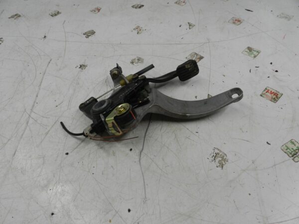 (131) 02 MERCEDES E CLASS ESTATE W210. HANDBRAKE FOOT PEDAL