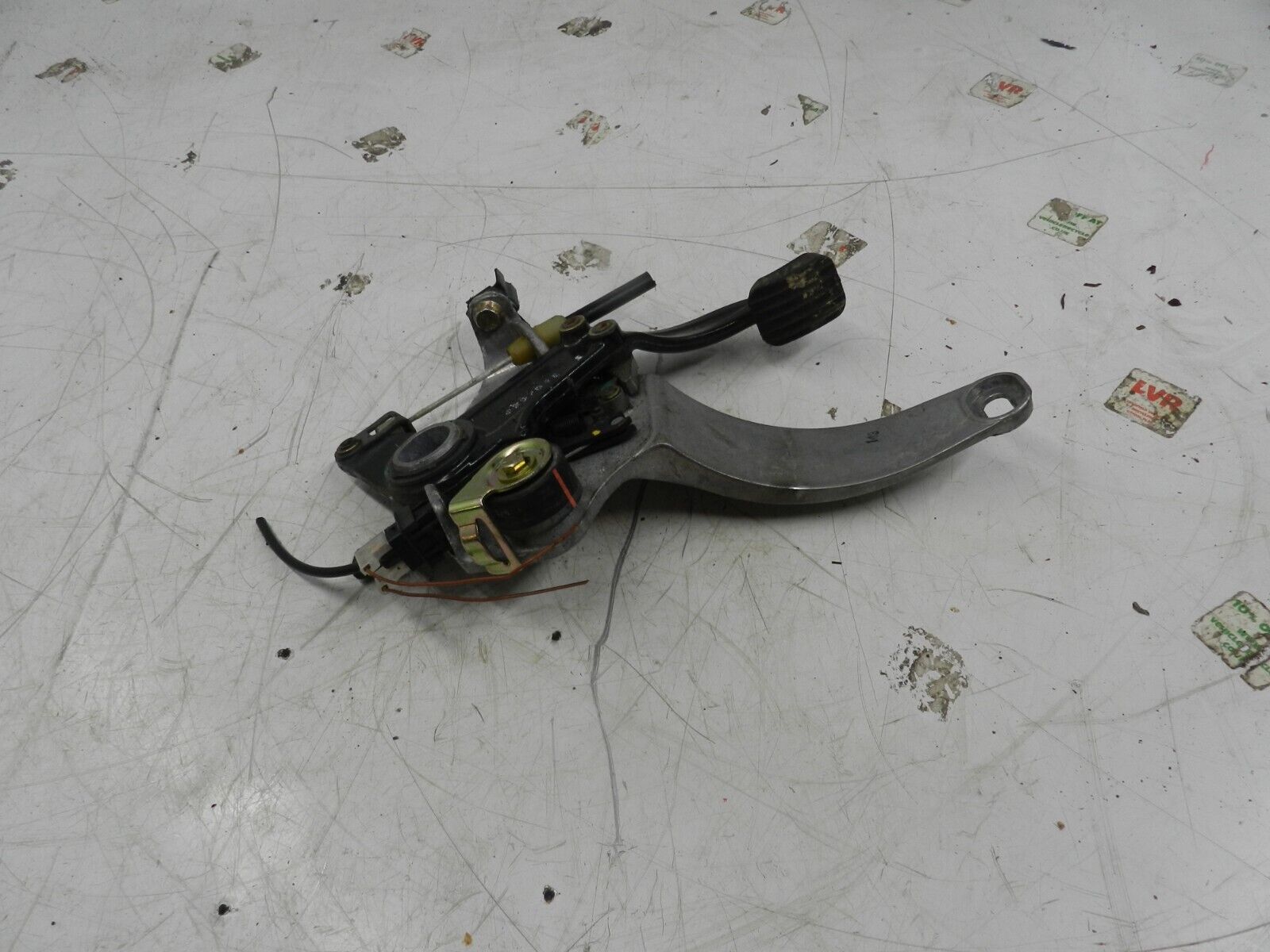 (131) 02 MERCEDES E CLASS ESTATE W210. HANDBRAKE FOOT PEDAL