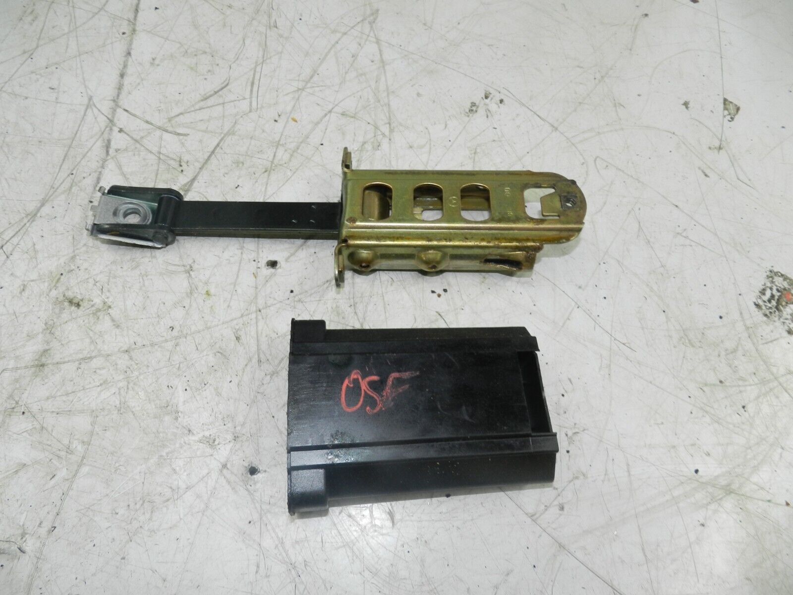 (131) 2002 MERCEDES BENZ E CLASS ESTATE W210. DRIVER FRONT DOOR STAY CHECK STRAP - Image 3