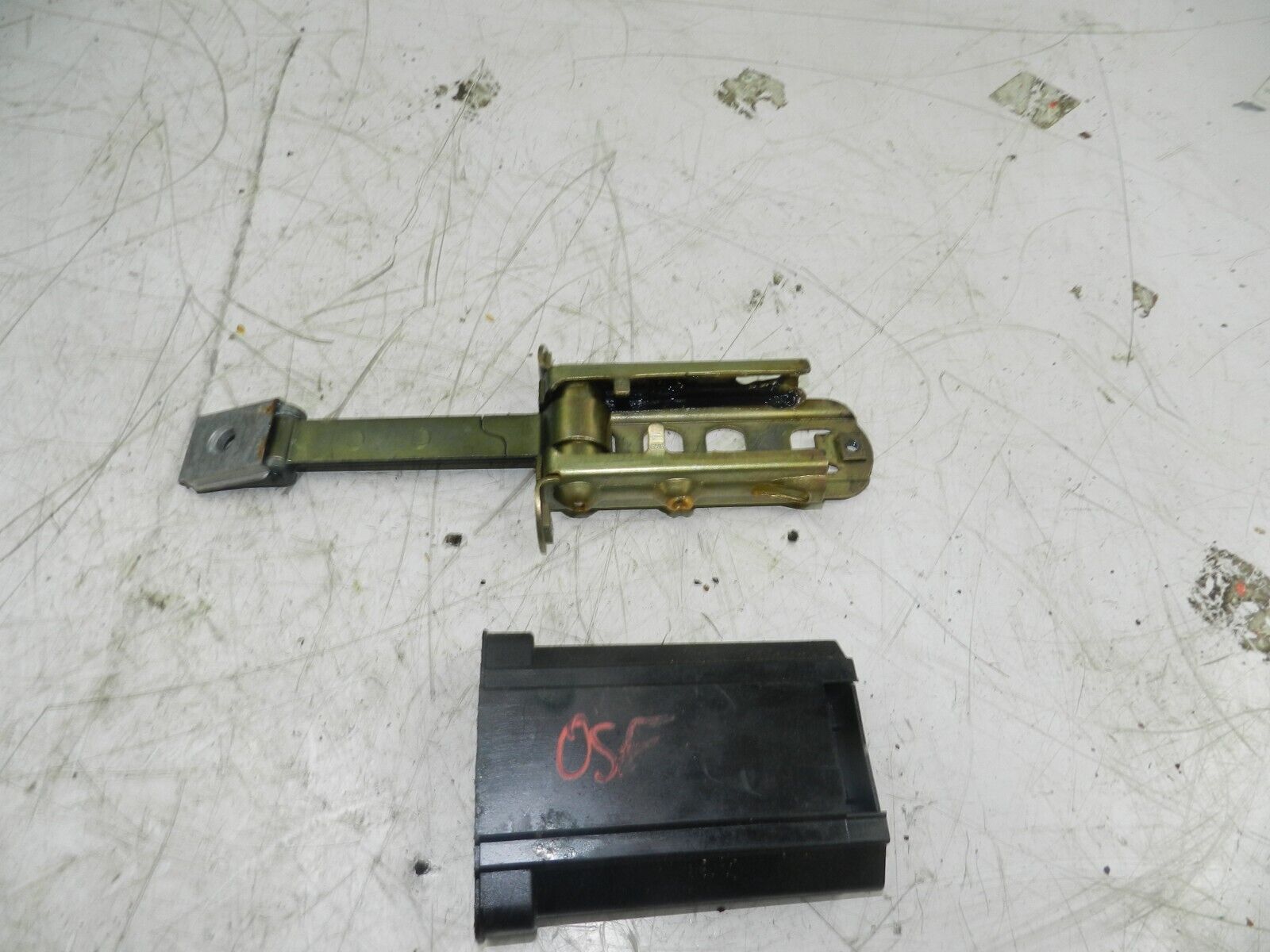 (131) 2002 MERCEDES BENZ E CLASS ESTATE W210. DRIVER FRONT DOOR STAY CHECK STRAP - Image 4