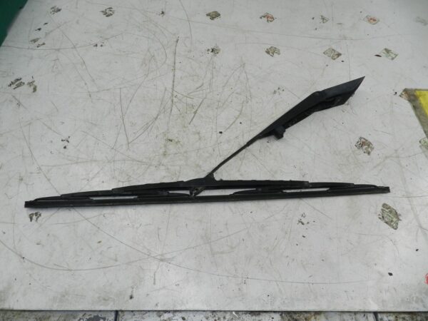 (131) 2002 MERCEDES BENZ E CLASS ESTATE W210. FRONT WIPER ARM