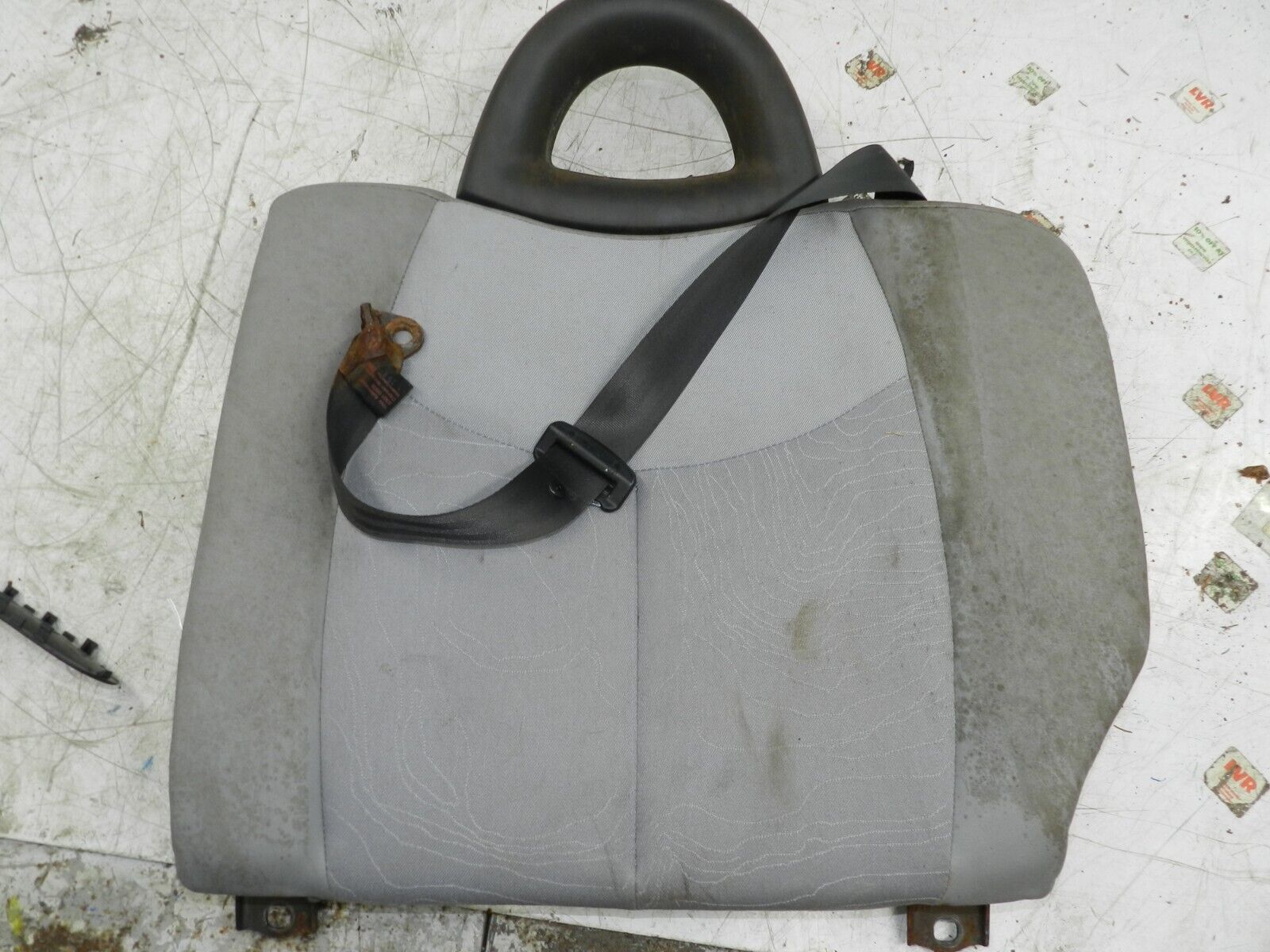 (135) 2003 CITROEN C3 PLURIEL CONVERTIBLE. REAR SEAT BACKREST & BELT NEEDS CLEAN