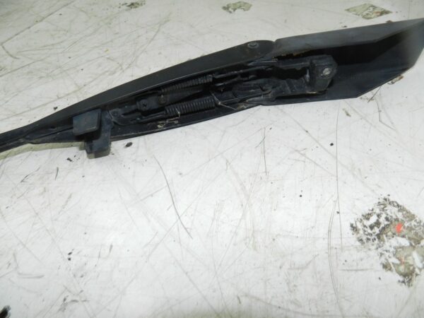 (131) 2002 MERCEDES BENZ E CLASS ESTATE W210. FRONT WIPER ARM - Image 2