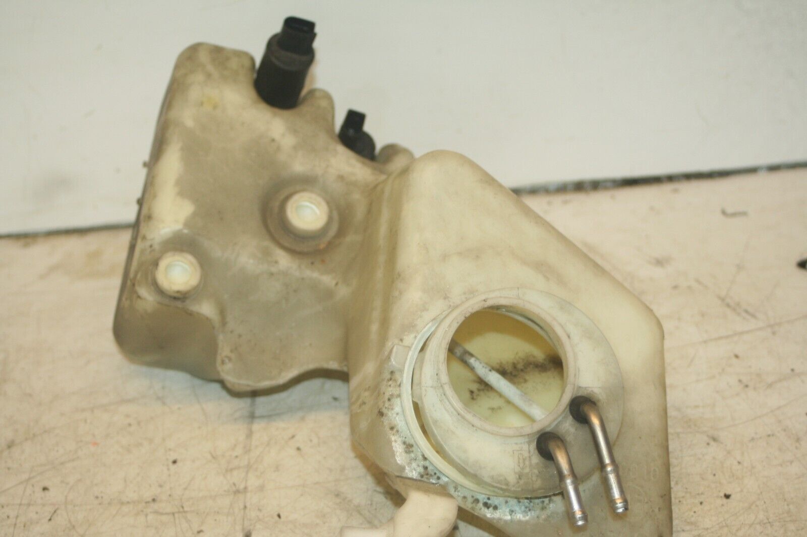 2005 MERCEDES S CLASS W220. SCREEN WASH WASHER BOTTLE + PUMPS - Image 2