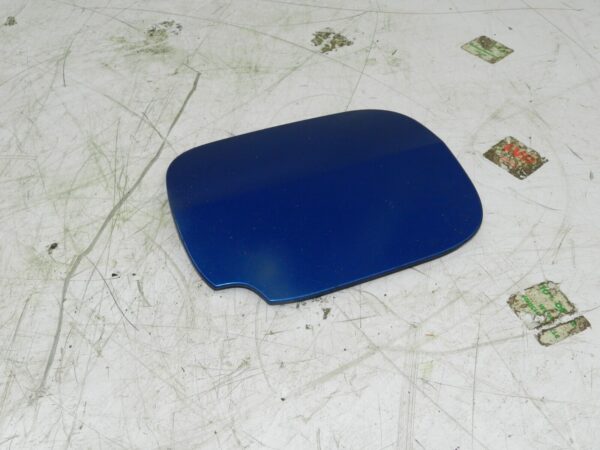 (126) RENAULT CLIO MK3 FACELIFT. FUEL FLAP COVER IN BLUE