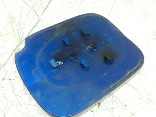 (126) RENAULT CLIO MK3 FACELIFT. FUEL FLAP COVER IN BLUE - Image 2