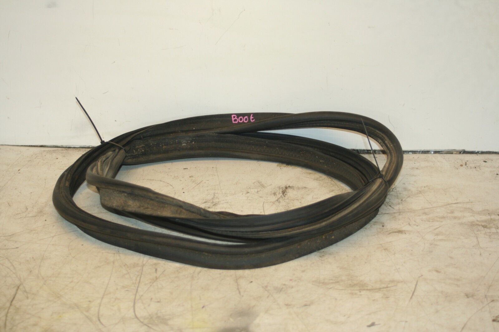 (98) TOYOTA RAV 4 MK1. BOOT RUBBER SEAL TAILGATE