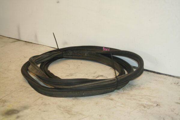 (98) TOYOTA RAV 4 MK1. BOOT RUBBER SEAL TAILGATE - Image 2
