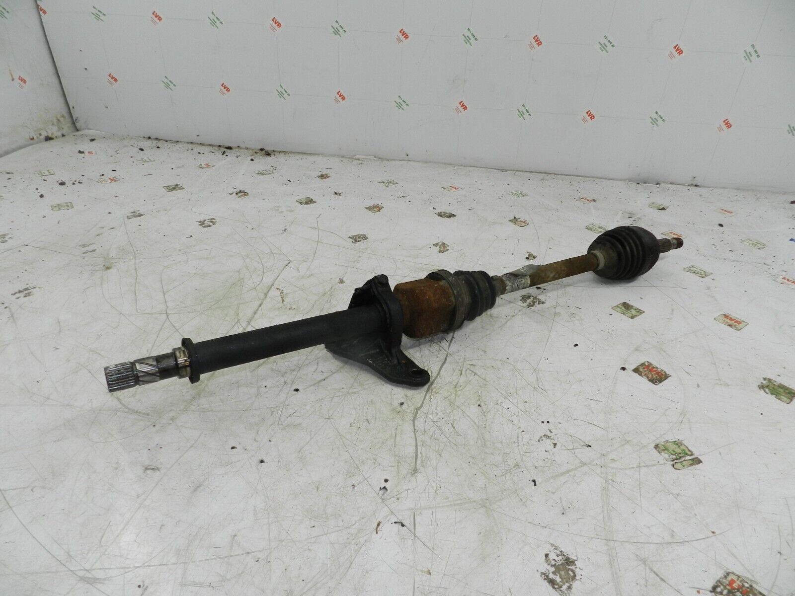 (126) RENAULT CLIO MK3 FACELIFT. DRIVER SIDE DRIVESHAFT