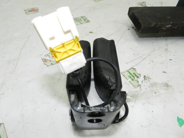 2012 CITROEN C4 VTS MK2 HATCHBACK. REAR SEAT BELT BUCKLE CLAMPS - Image 3