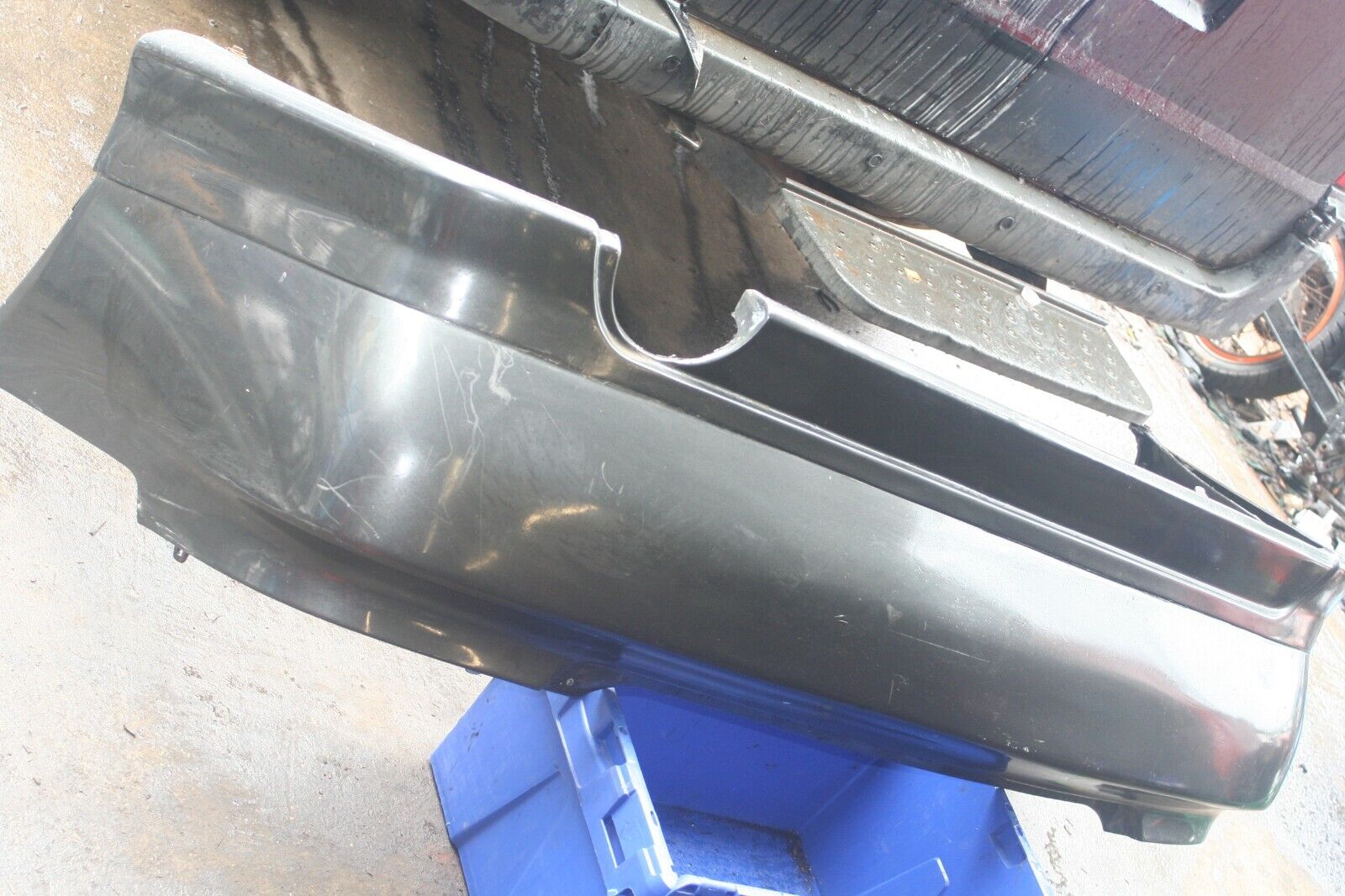 2004 LEXUS IS200. BODY KIT REAR BUMPER IN GREY
