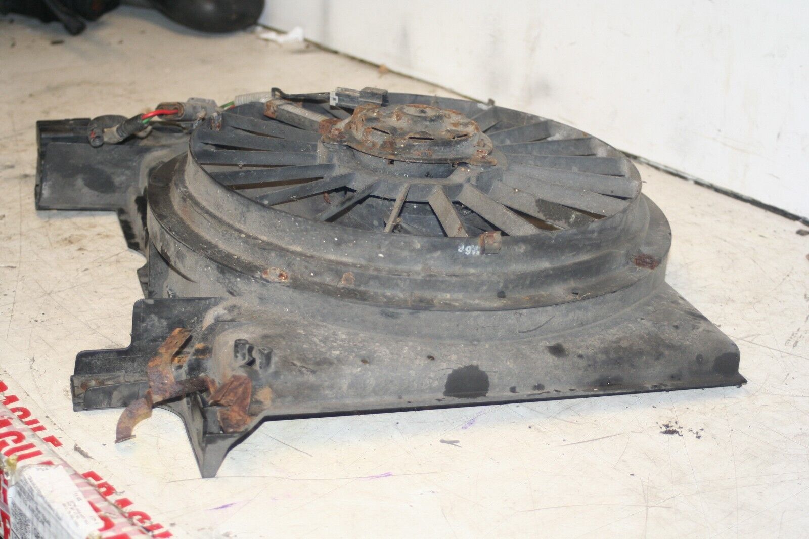 1999 VOLVO C70 2.4 PETROL. RADIATOR COOLANT FAN - Image 3