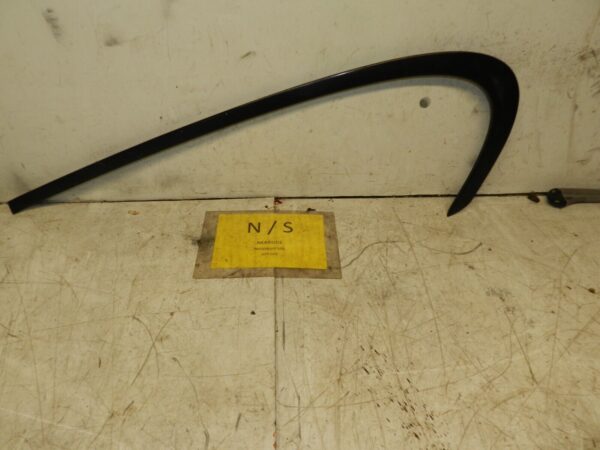 2014 BMW 1 SERIES F21 118D. PASSENGER SIDE WINDOW TRIM IN BLACK RIGHT