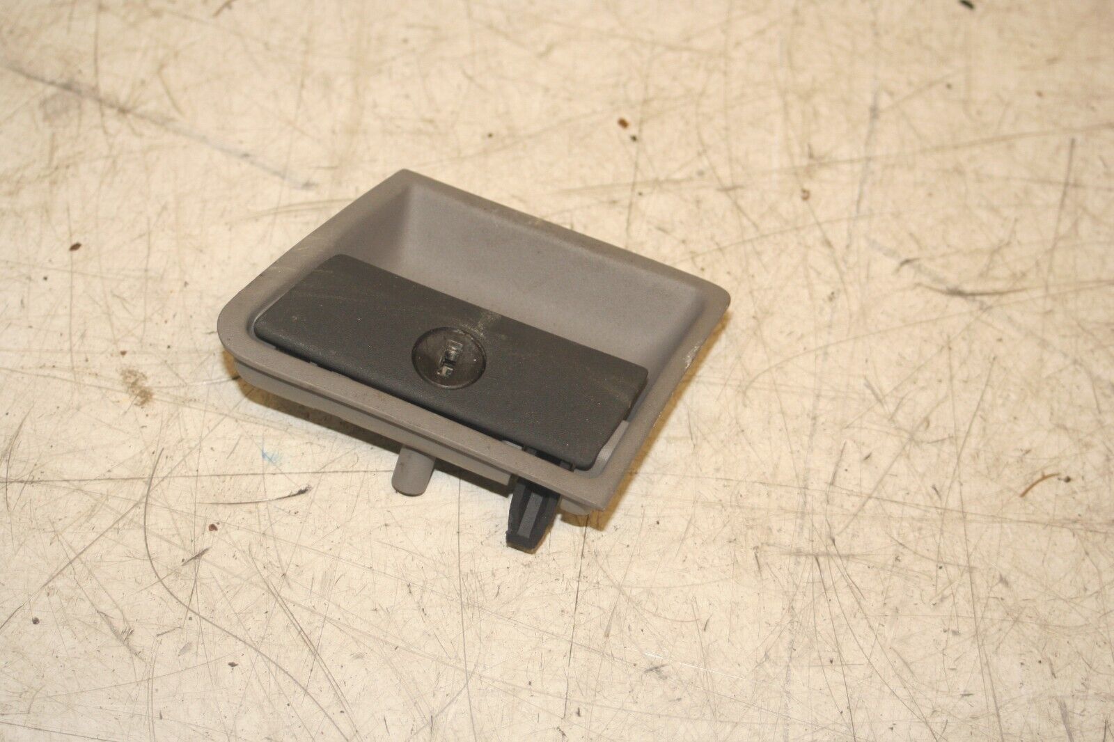 1988 BMW 735 7SERIES E32. GLOVE BOX HANDLE LOCK