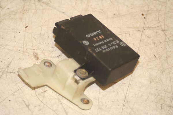 1988 BMW 735 7SERIES E32. 1379737 CLIMATE CONTROL RELAY BOX HEATER