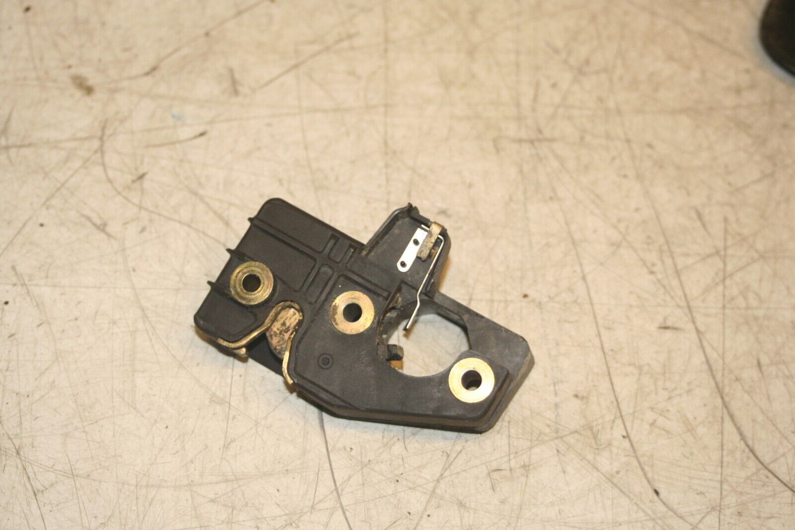 1988 BMW 735 7SERIES E32. LATCH CATCH BOOT LID TAILGATE - Image 2