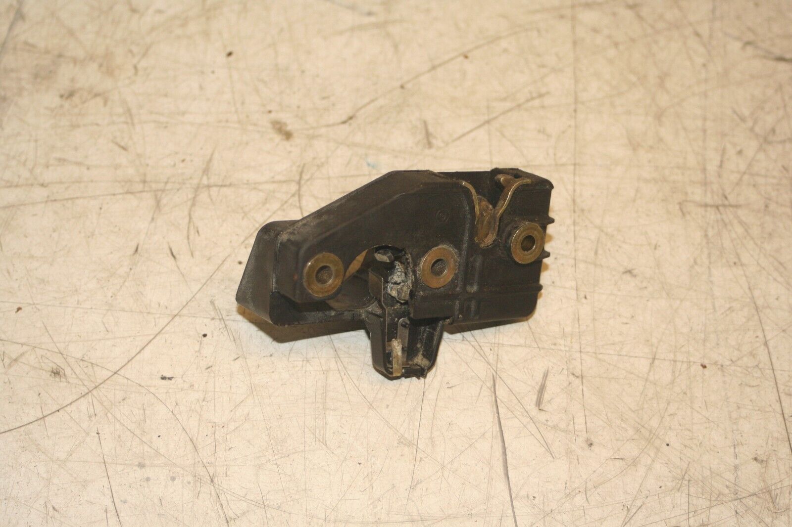 1988 BMW 735 7SERIES E32. LATCH CATCH BOOT LID TAILGATE - Image 4