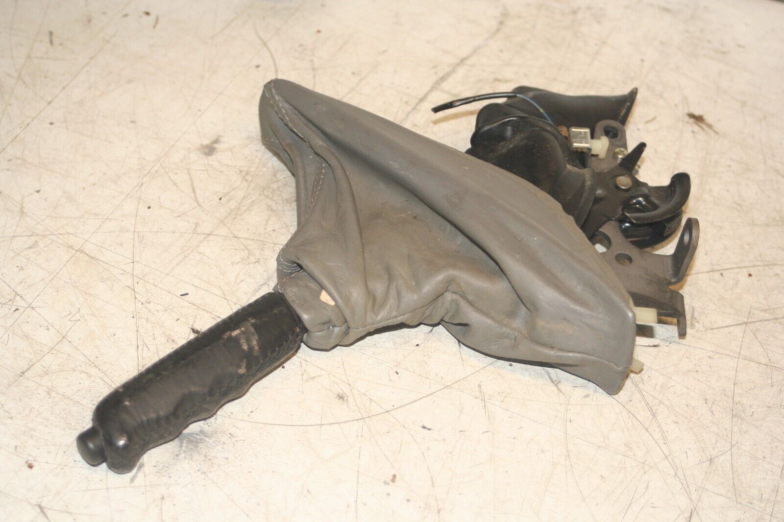 1988 BMW 735 7SERIES E32. HANDBRAKE LEVER AND GATOR