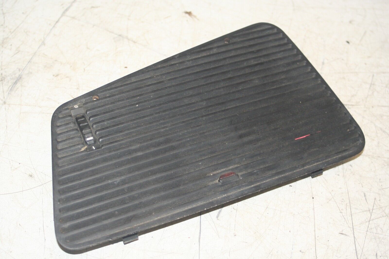 1988 BMW 735 7SERIES E32. DASHBOARD CENTRE VENT + SENSOR