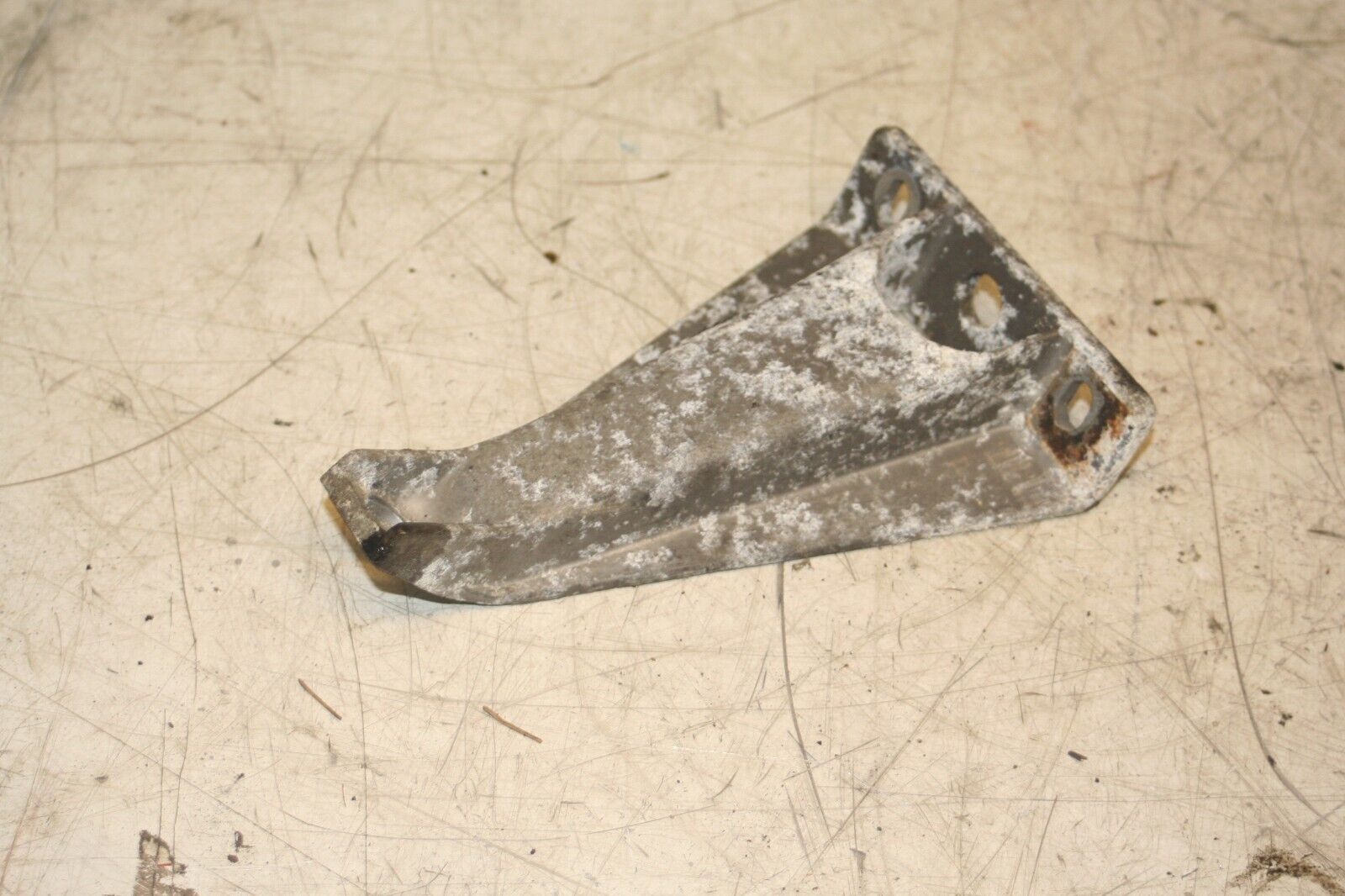 1988 BMW 735 7SERIES E32. ENGINE MOUNT BRACKET - Image 2