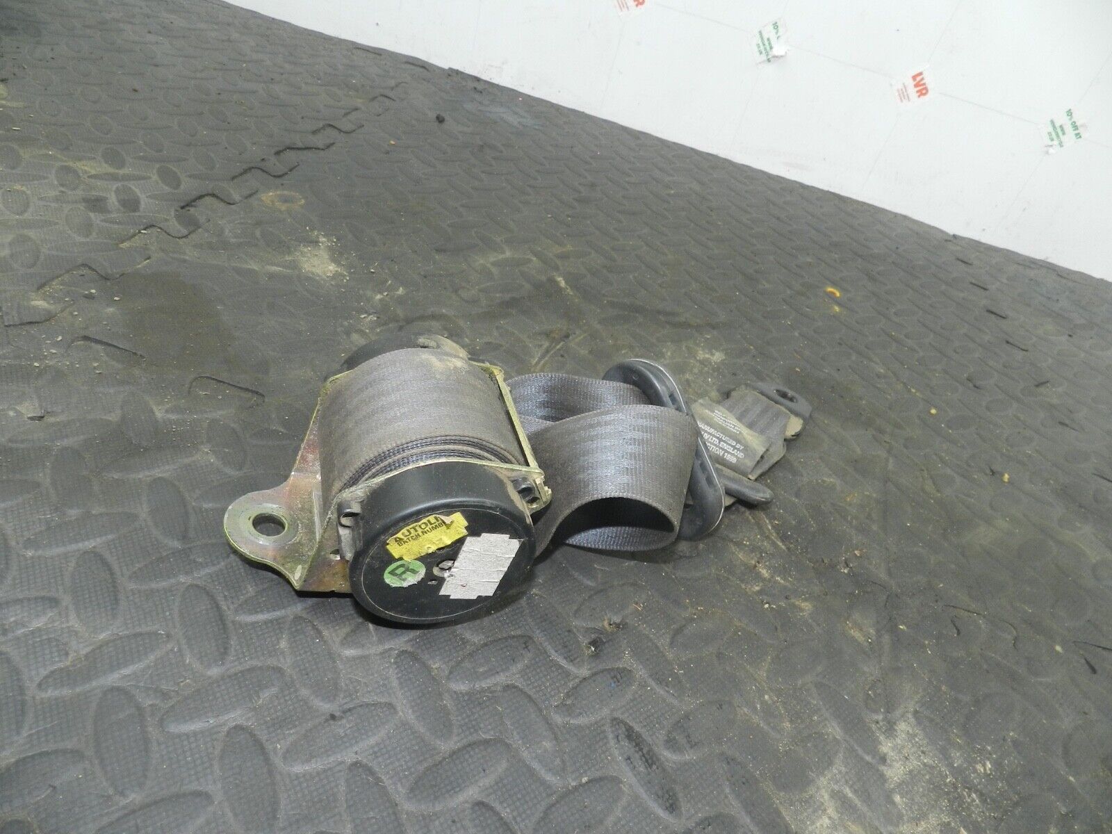 155 1999 LAND ROVER DISCOVERY 2 V8. DRIVER SIDE REAR THIRD 3rd ROW SEAT BELT - Image 2