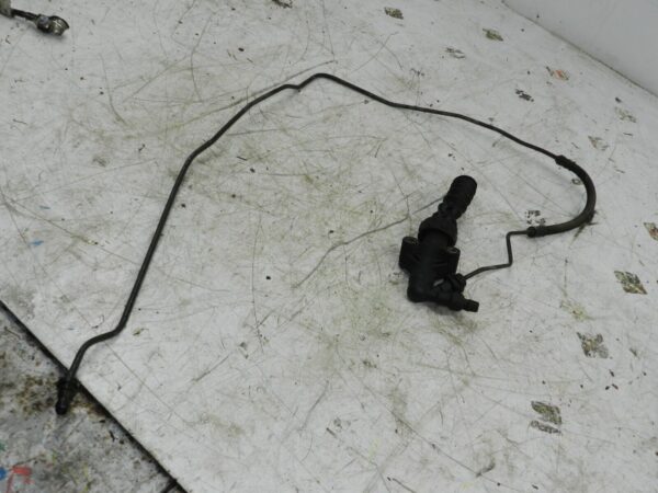 (135) 2003 CITROEN C3 PLURIEL CONVERTIBLE. CLUTCH SLAVE CYLINDER AND PIPE