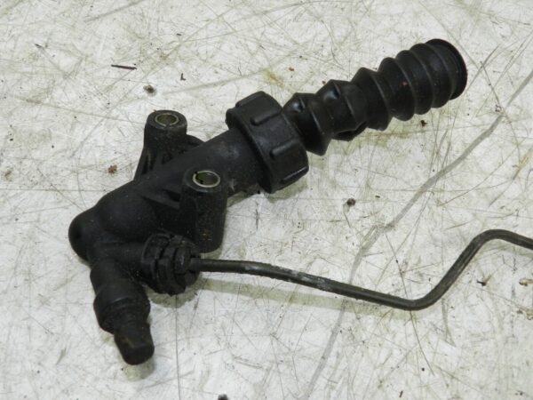 (135) 2003 CITROEN C3 PLURIEL CONVERTIBLE. CLUTCH SLAVE CYLINDER AND PIPE - Image 2