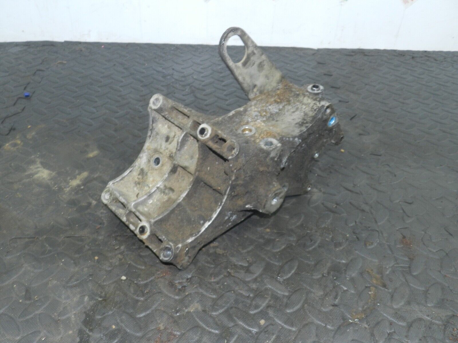 155 1999 LAND ROVER DISCOVERY 2 V8. ENGINE MOUNT BRACKET - Image 2