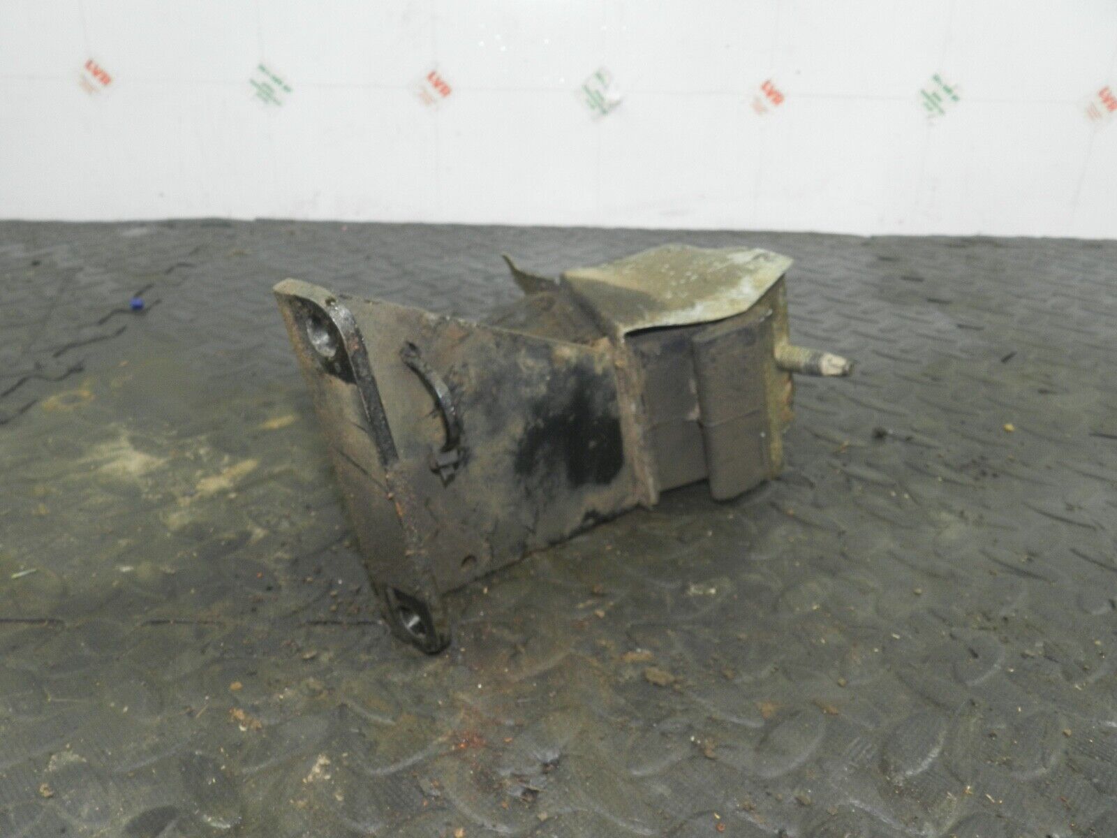 155 1999 LAND ROVER DISCOVERY 2 V8. ENGINE MOUNT