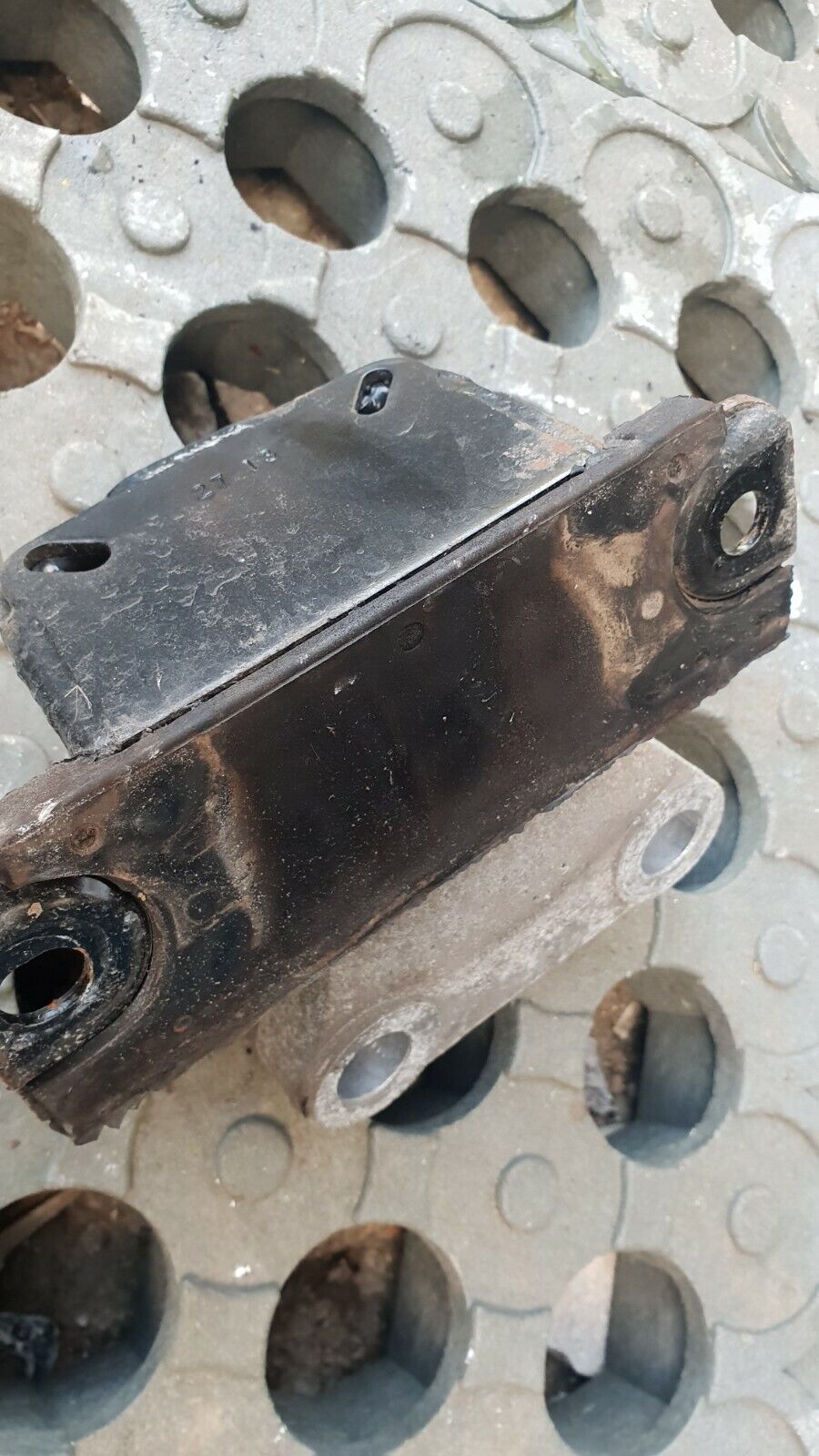 Vauxhall Adam / Corsa 2013 1.4 Petrol 87BHP Gearbox Upper Mount - Image 2