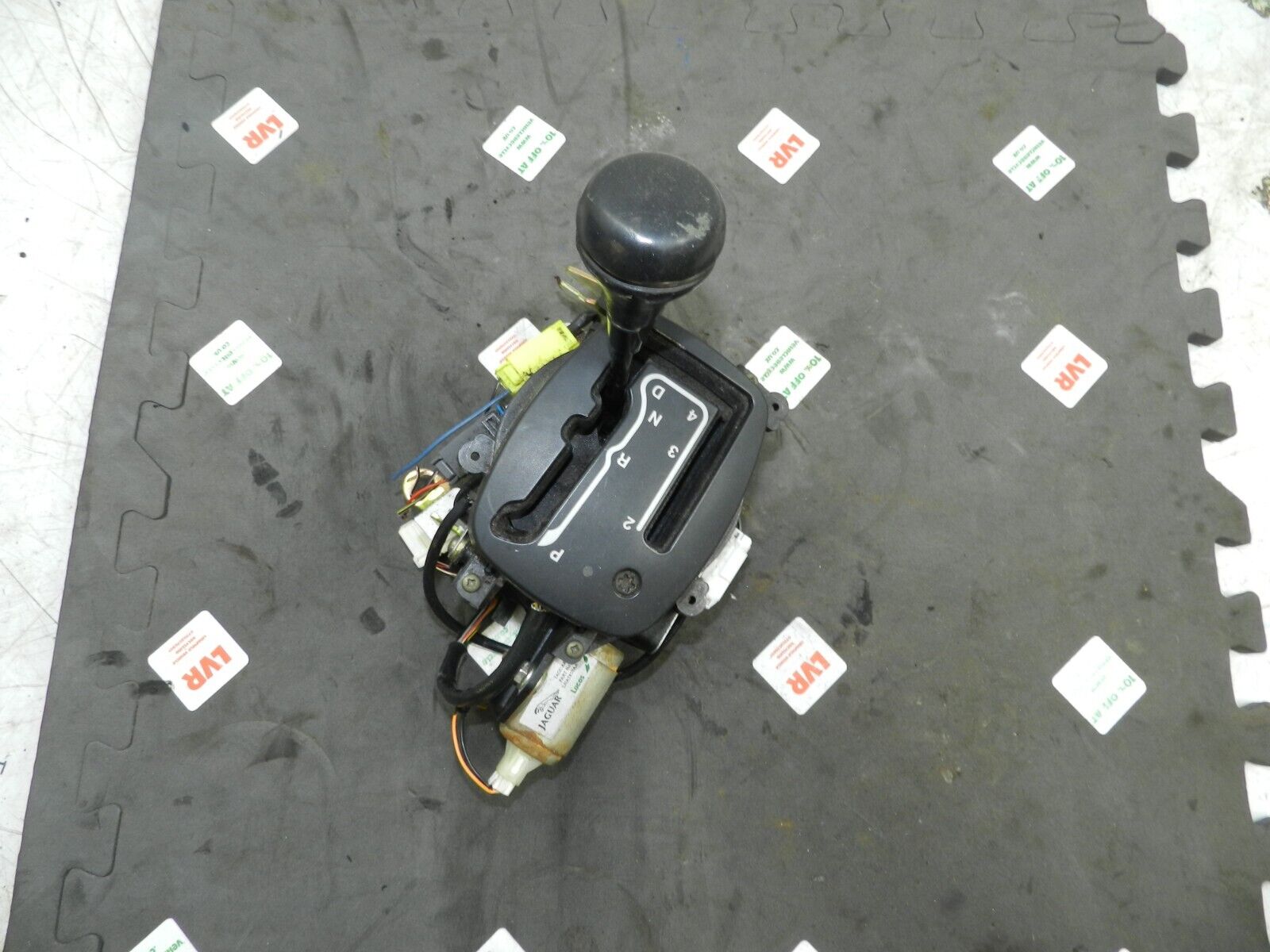 134. 1997-2002 JAGUAR XJ8. AUTOMATIC GEAR SELECTOR