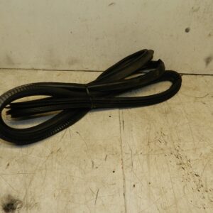 2014 BMW 1 SERIES F21 118D. DRIVER SIDE DOOR RUBBER 3 DOOR