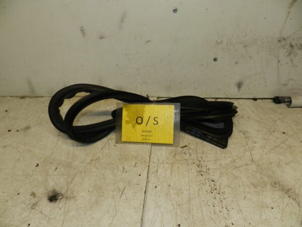 2014 BMW 1 SERIES F21 118D. DRIVER SIDE DOOR RUBBER 3 DOOR - Image 2