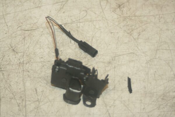 2005 MERCEDES S CLASS W220. BONNET LATCH - Image 3