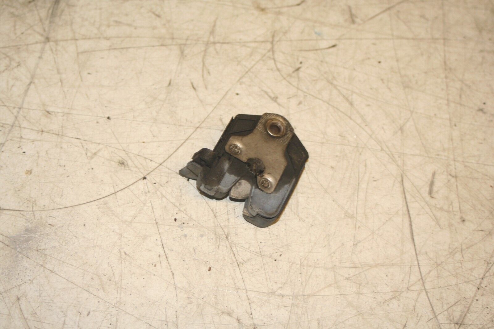 1988 BMW 735 7SERIES E32. LATCH CATCH - Image 2